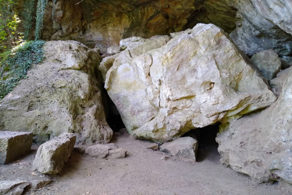 Felsformation am Ausgang der Kakus-Höhle in der Eifel - Naturing Myself - Kraftorte in der Natur - Höhlen