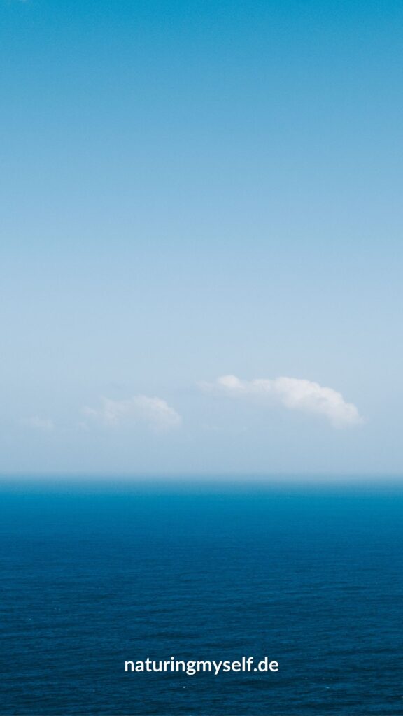 Downloads - Wallpaper Smartphone -Tief blaues Meer vor fast wolkenlosem Himmel mit ein paar kleinen weißen Wolken - Naturingmyself.de