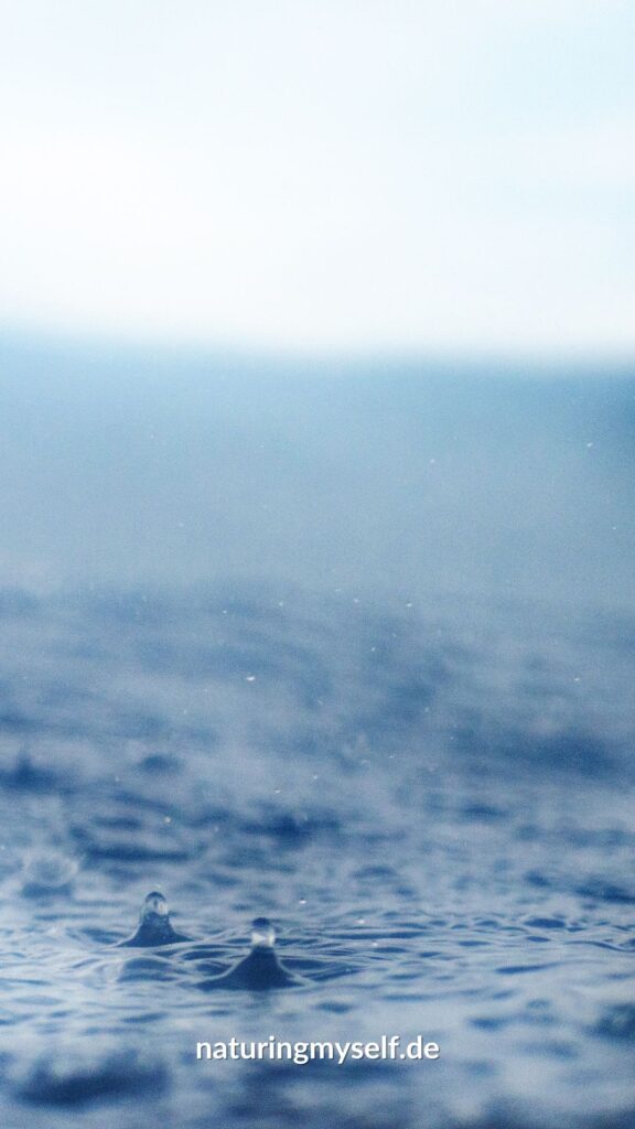 Downloads - Wallpaper Smartphone- Wasseroberfläche am Meer mit zwei einzelnen Tropfen, die ins Wasser fallen - Naturingmyself.de